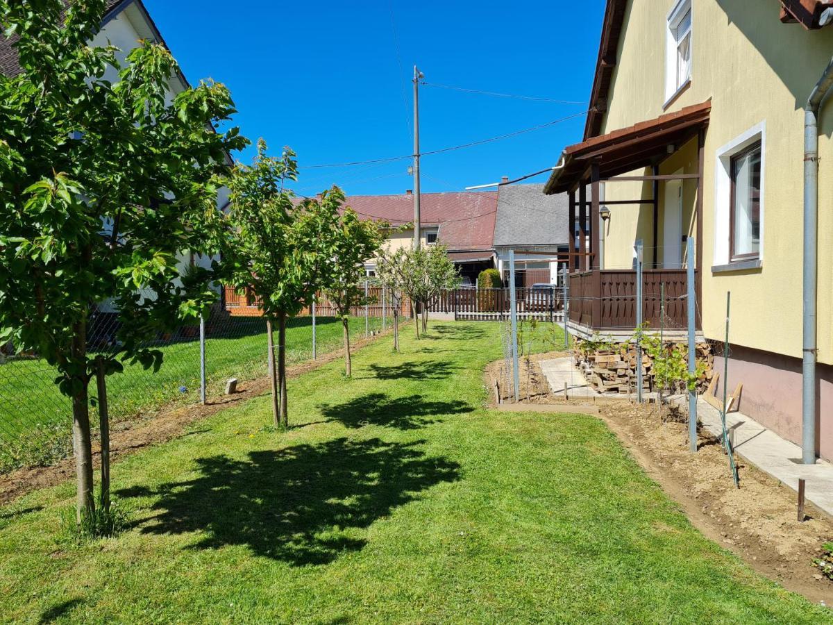 Gyoengyvirag Apartman Lenti Bagian luar foto